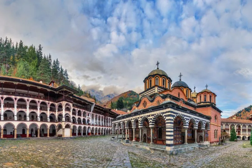 Das Rila Kloster in Sofia, Hauptstadt Bulgariens, mit seinen gestreiften Säulen und roten Fassaden. 