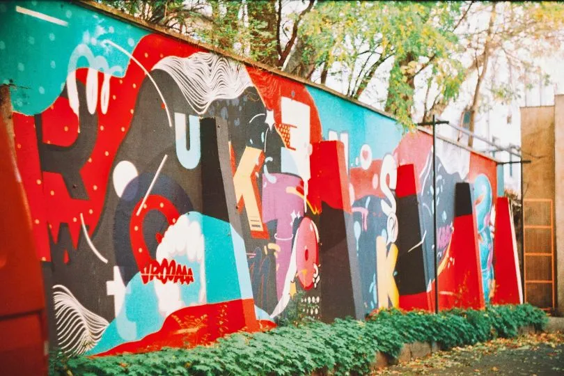 Bunte Graffiti Streetart in einer Seitenstraße in Sofia, Hauptstadt von Bulgarien.