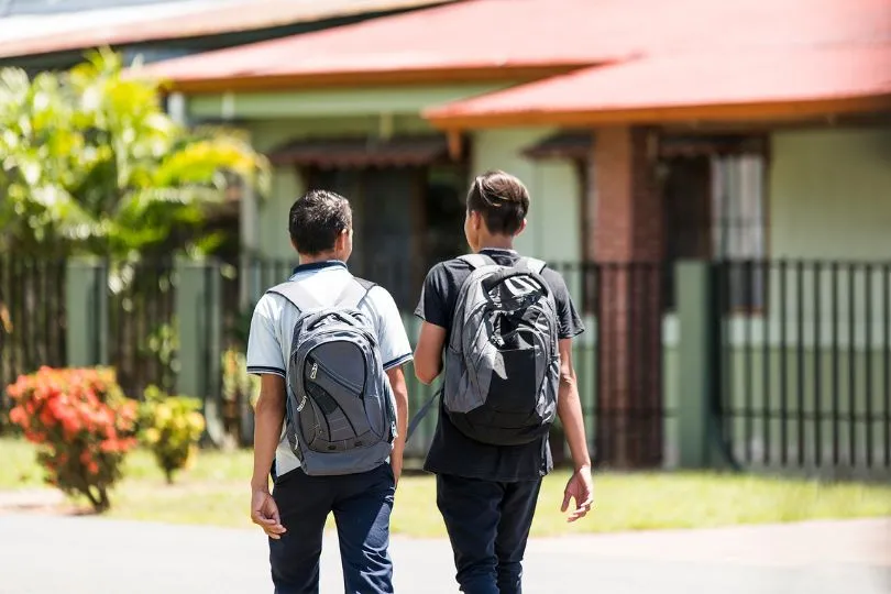 Zwei Jugendliche auf dem Weg zur Schule in Costa Rica.