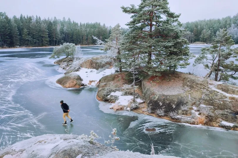 Eislaufen auf einem zugefrorenen See im Schwedischen Winter.