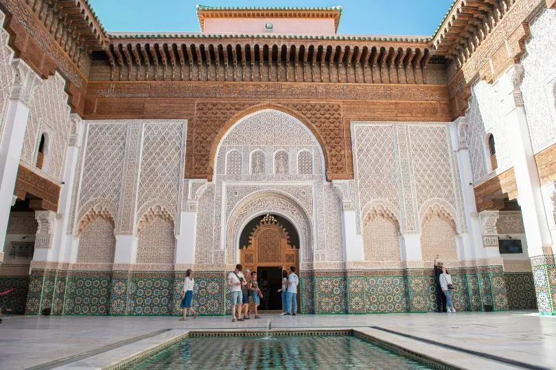 Der Innenhof von Medersa Ben Youssef, der größten theologische Hochschule Marrakeschs.