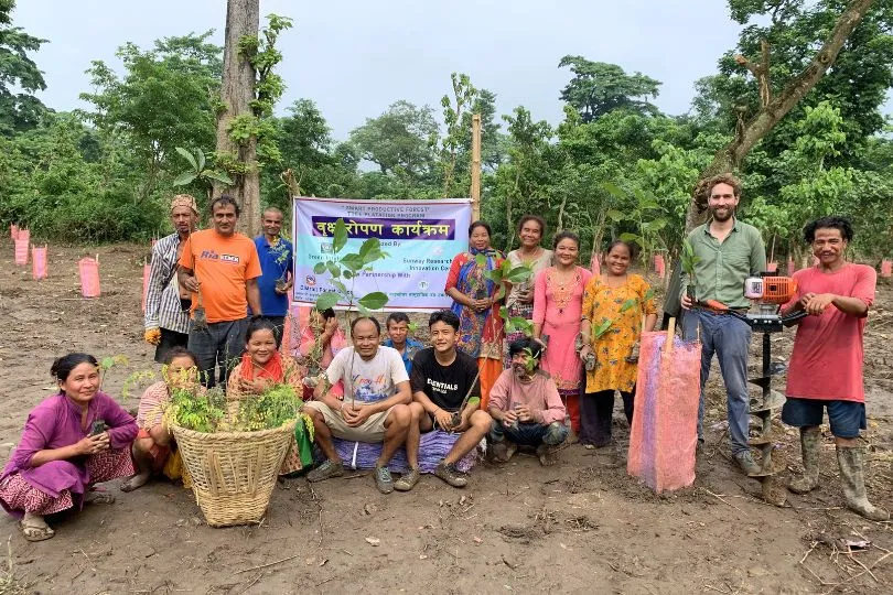 Gruppe von Freiwilligen posieren gemeinsam für ein Foto für ein lokales Projekt in Nepal.