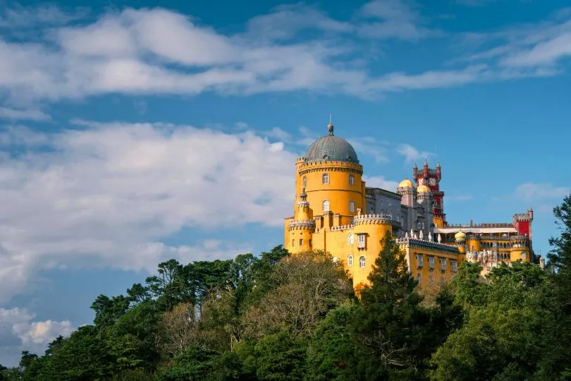Das gelbe Schloss von Sintra thront über den umliegenden Wald. 