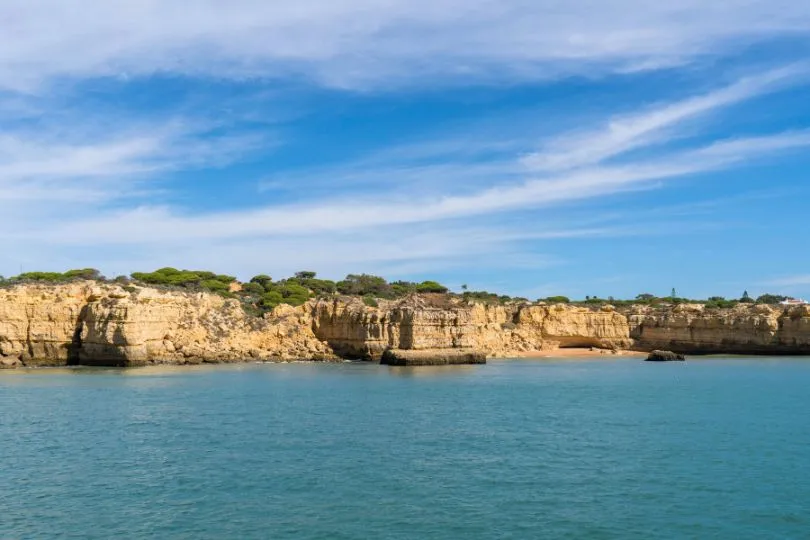 Sicht auf eine steile Klippe am Meer an der algarve, Portugal.
