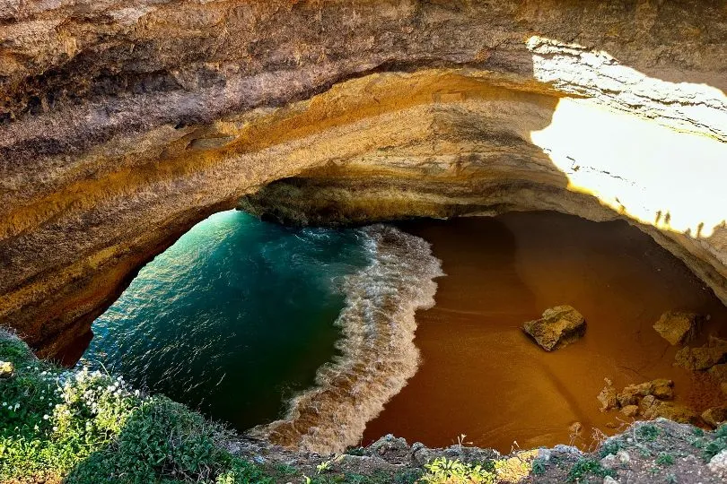 Der Praia de Benagil in Portugal, ein versteckter Strand in einer halboffenen Höhle.