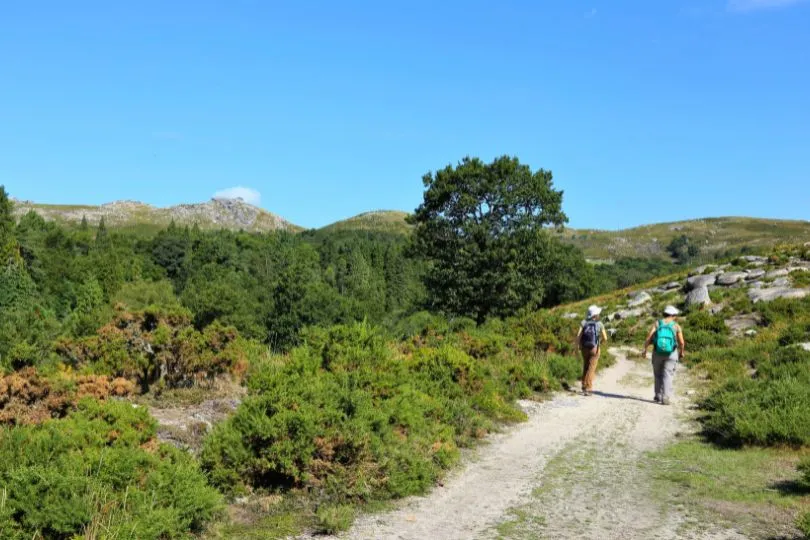 Zwei Frauen wandern über einen Pfad durch das Grün in Geres, Portugal.