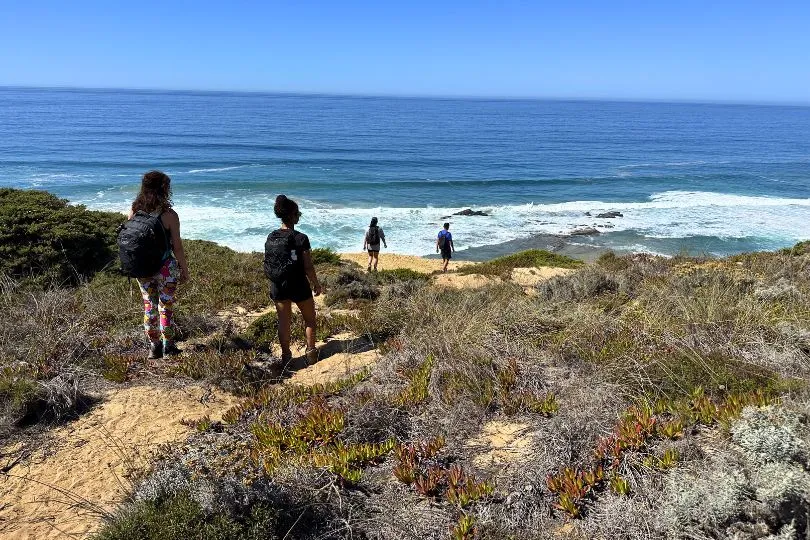 Vier Freunde auf dem Fishermen's Trail in Portugal.