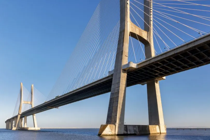 Die Vasco da Gama Brücke in Portugal ist die längste Brücke der Europäischen Union.