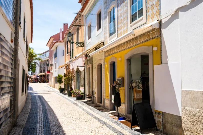 Kleine Straße mit bunten Reihenhäusern in Portugal.