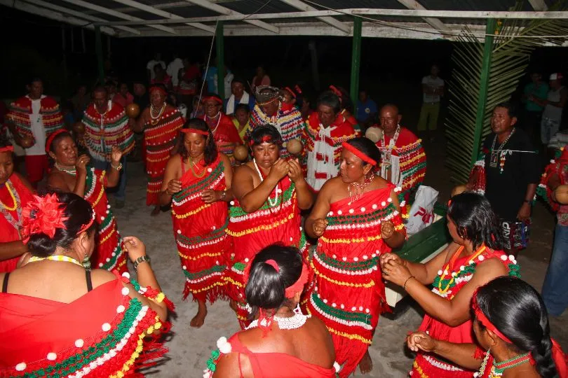 Einheimische Frauen in Suriname tanzen in traditioneller Kleidung die Nacht durch.