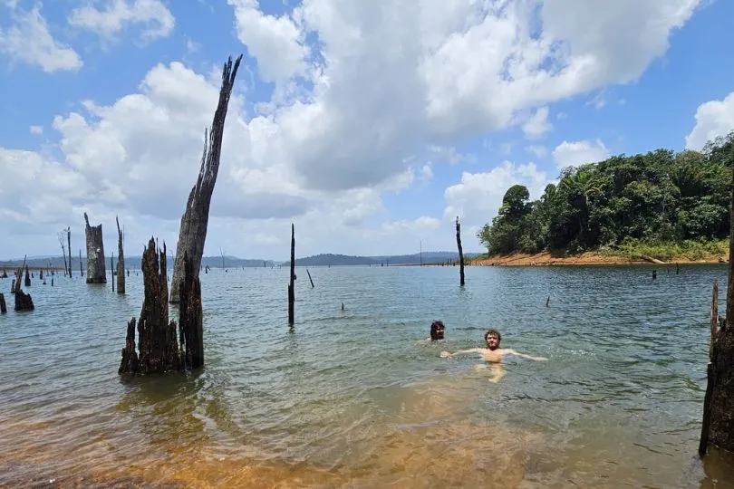Zwei Reisende mit treiben in einem Fluss im Dschungel Surinames.