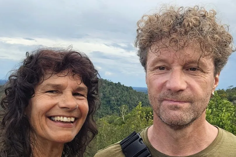 Zwei Reisende auf einem Selfie vor dem Dschungel in Suriname.