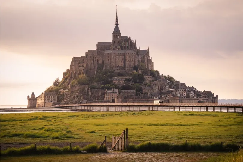 Mont-Saint-Michel mit historischer Abtei auf einer felsigen Insel in der Normandie.