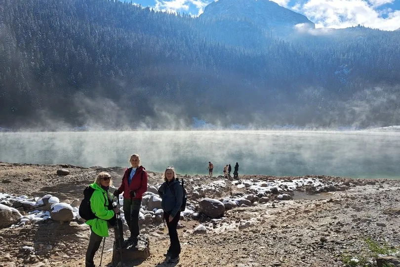 Foto einer Wandergruppe vor dem berühmten "Schwarzen See" in Montenegro im National Park Durmitor.