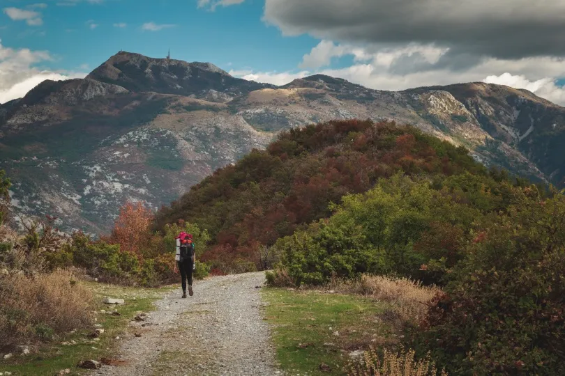 Eine Person, die einen Berg in Montenegro besteigt.