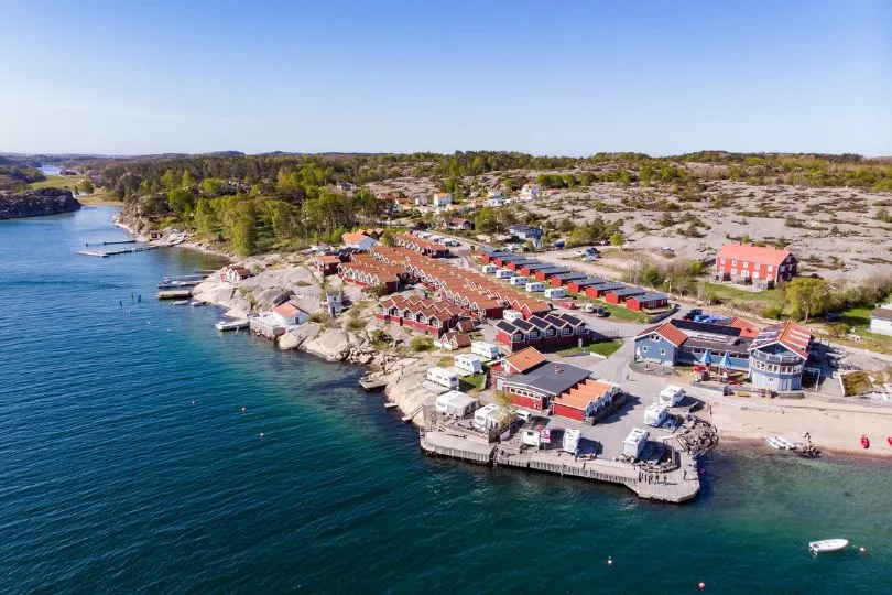 Campingplatz in Schweden mit Holzhäuschen direkt am Wasser.