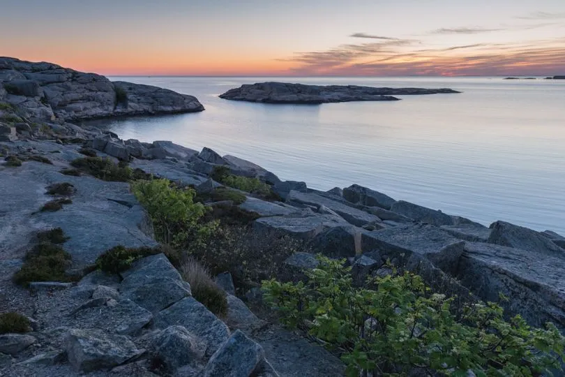 Sonnenuntergang an einer felsigen Küste in Schweden.