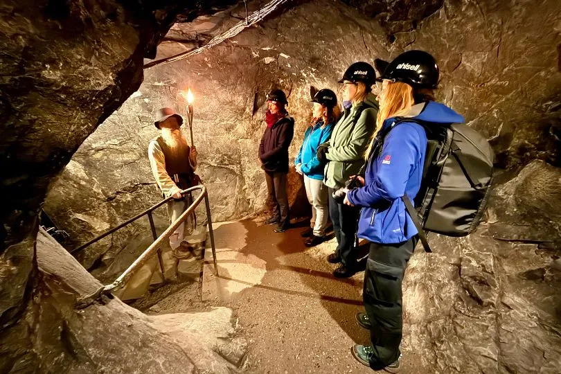 Touristen bei einer Führung in einer Silbermine in Schweden.
