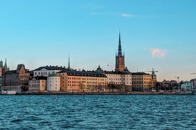 Sicht auf Stockholm und seine Kirche vom Wasser aus.