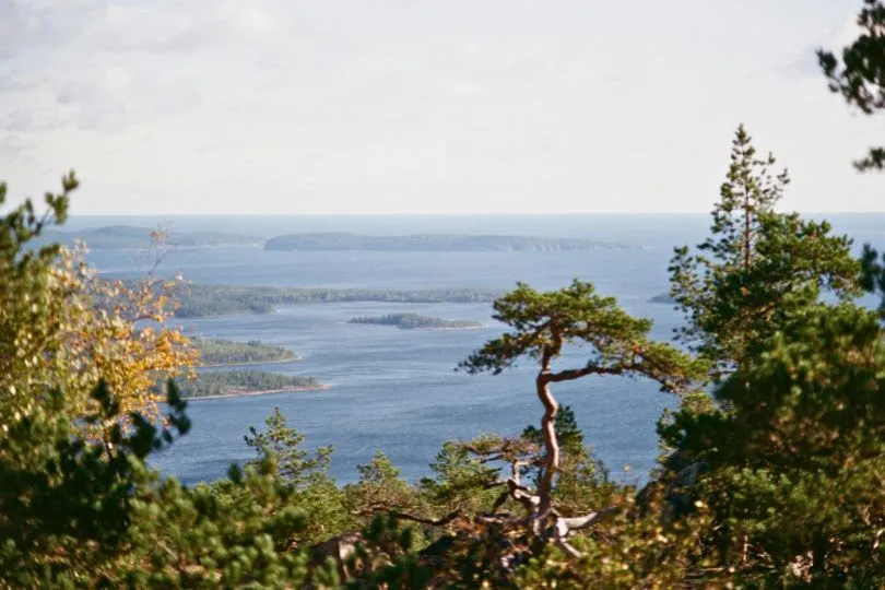 Aussicht auf das Meer und die darin liegenden Inseln in Schweden.