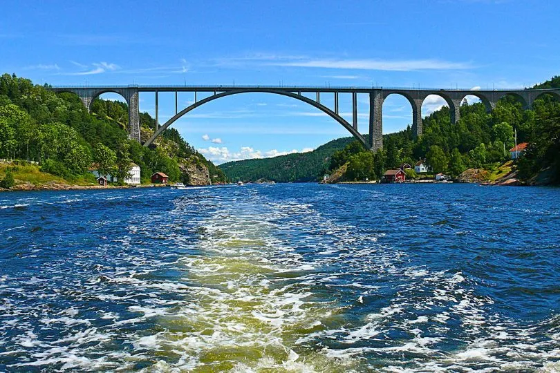 Aussicht von einem Boot aus auf eine große Brücke und den darunterliegenden Fluss in Schweden.