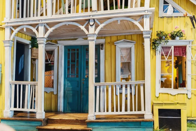 Die Villa Kunterbunt, Pippi Langstrumpfs Haus mit ihren gelben Holzlatten und der blauen Eingangstür in Schweden.