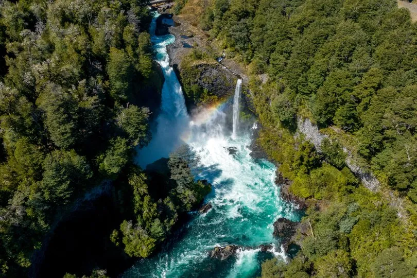 Drohnenaufnahme eines Wasserfall im Huilo Huilo Nationalpark in Chile.