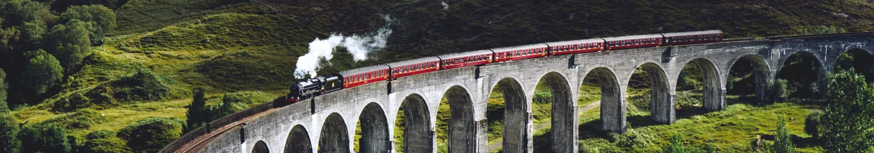 Bei der Anreise mit dem Zug können Reisende tolle Landschaften entdecken