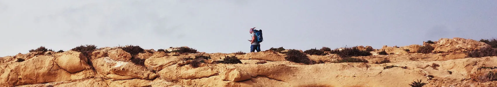 Ein Reisender auf einem Wanderweg