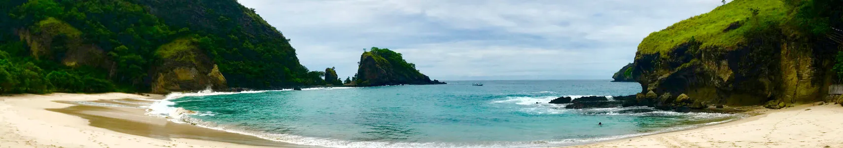 Ein Strand in Indonesien wartet auf Reisende