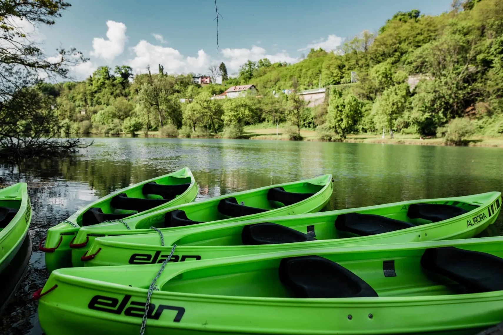 Kleine Boats auf dem Krka Fluss.