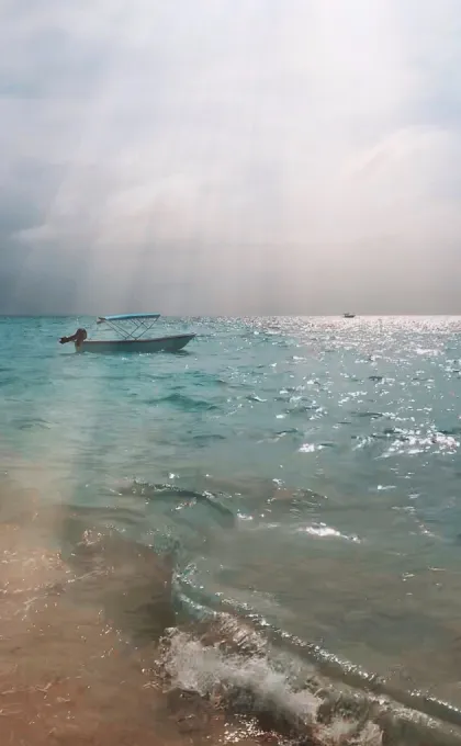 Ein Boot schwimmt auf dem Meer von Kolumbien