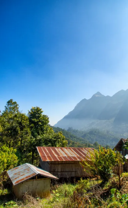 Ein Haus mit weiten Bergen im Hintergrund