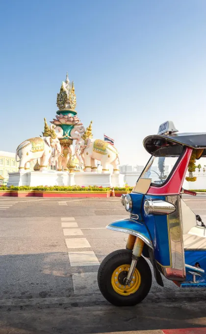 Tuktuk und Tempel im Hintergrund