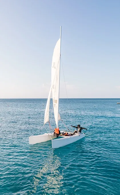 Segelboot auf dem Meer vor Sansibar