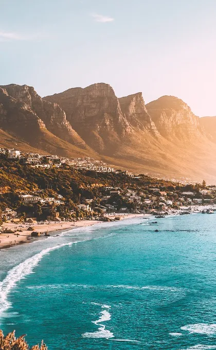 Blick auf den Strand und die Berge in Südafrika