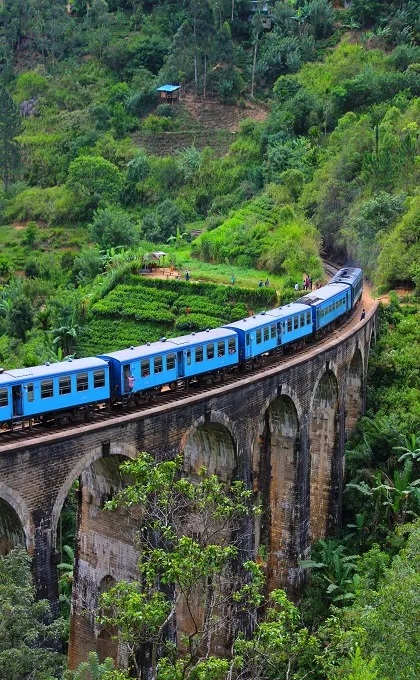 Mit dem Zug durch die Landschaft von Sri Lanka