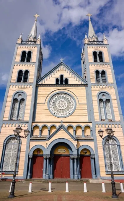 Gelb-blaue hölzerne Kirche in Paramaribo