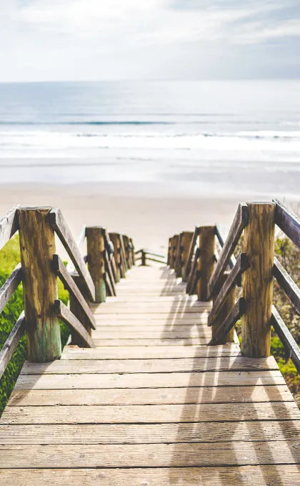 Diser leere Strand erwartet Reisende in der Nebensaison