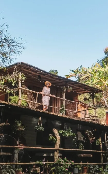 Eine Frau steht auf dem Balkon von der Lodge in Kuba