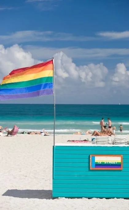 Regenbogenfahne am Strand