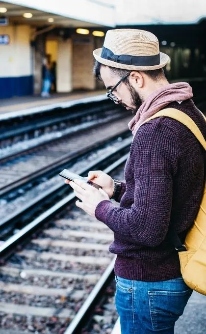 Ein Reisender steht am Bahnhof