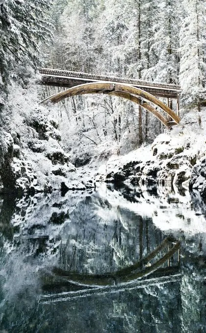 Brücke im Schnee