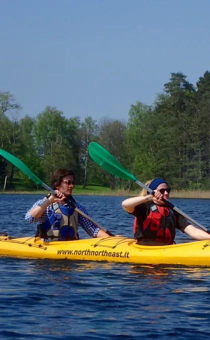 Zwei Personen gehen Kayak auf einem See.