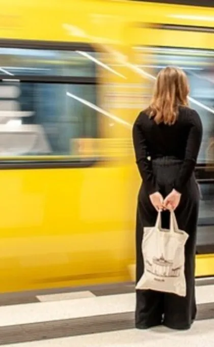 Person am Bahnsteig.