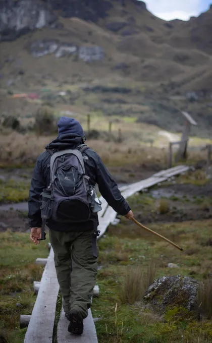 Ein Person ist am Wandern in den Bergen.
