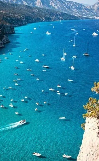 Klares Wasser und Klippen in Italien.