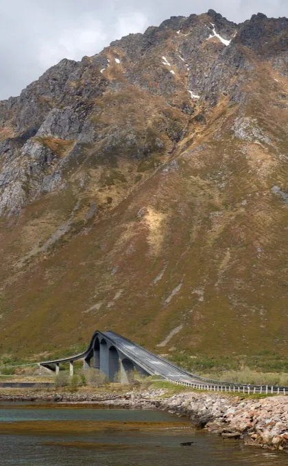 Ansicht einer Brücke, die zu einem bergigen Gebiet führt.