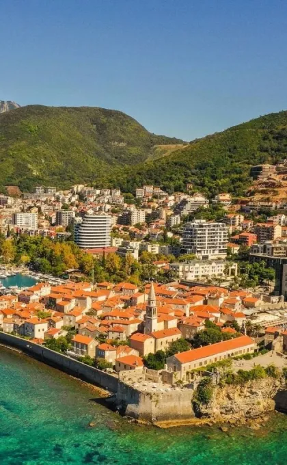 Budva in Montenegro mit Altstadt, Yachthafen und Bergkulisse.