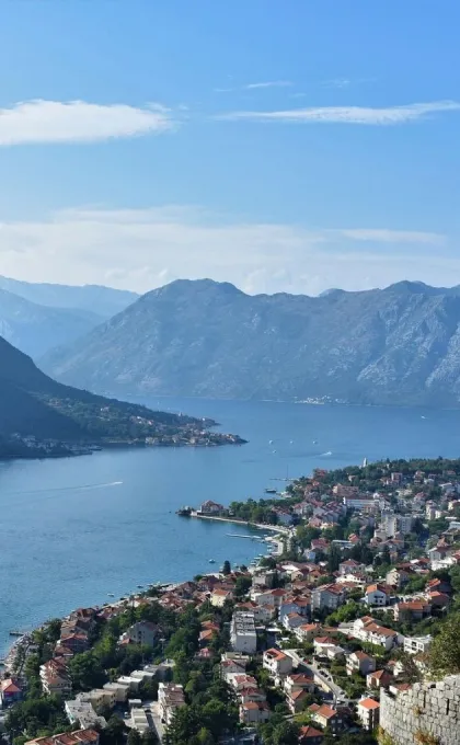 Panoramablick auf die Bucht von Kotor im umliegenden Bergen.
